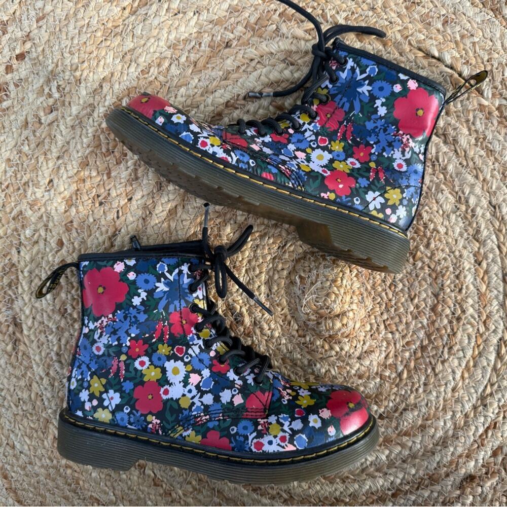 Doc Dr Martens Girls Sz 4 Wanderflora Tie Boots